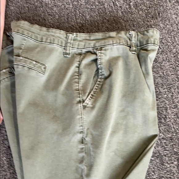 3 pairs of cropped ankle pants. - Picture 4 of 4